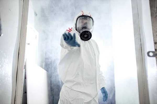 Professional disinfector fully armed with necessary equipment — Stock Photo, Image