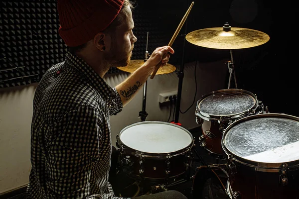 Modern caucasian man play on drums — Stock Photo, Image