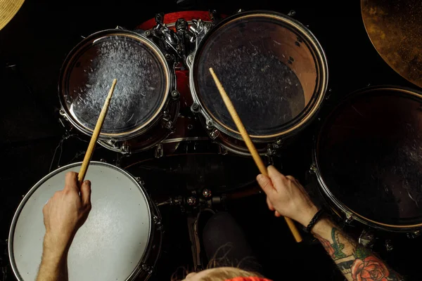 Baterista irreconhecível tocando no tambor — Fotografia de Stock