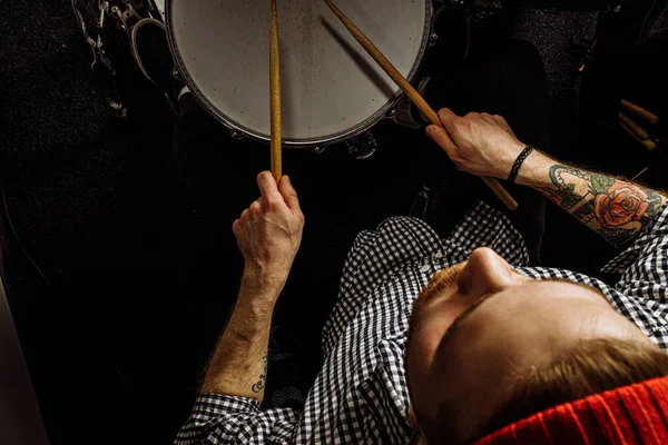 Jovem baterista ensaiando na bateria antes do concerto de rock — Fotografia de Stock