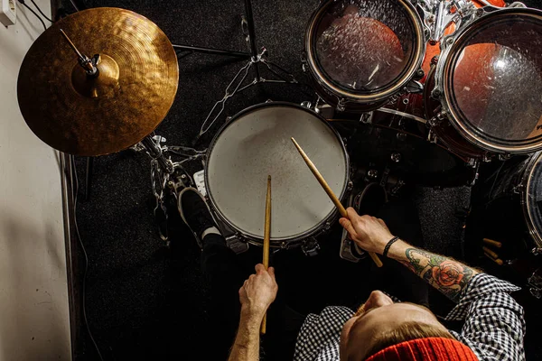 Bonitão talentoso cara jogar na bateria — Fotografia de Stock