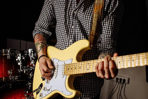 Elektro gitarlı tanınmayan bir müzisyen.