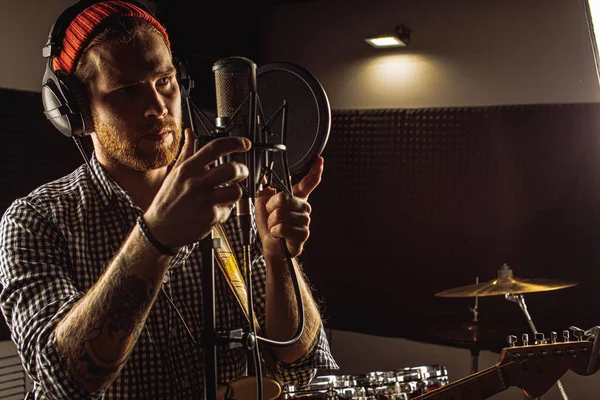 Knappe jongen voorbereiding voor muziek optreden — Stockfoto