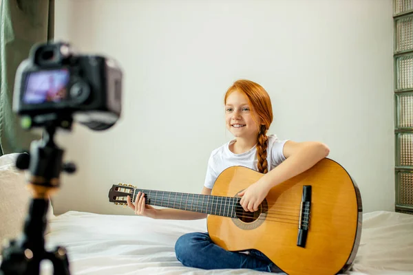 Jonge blogger voeren muziek op camera — Stockfoto