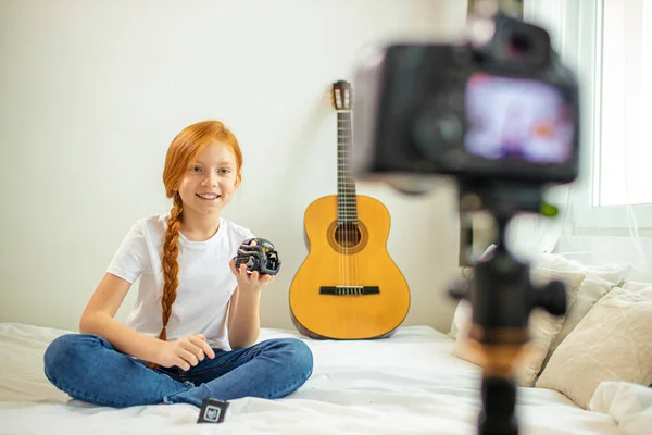 Leende kaukasiska flicka visa ny modern teknik enhet vid kameran — Stockfoto