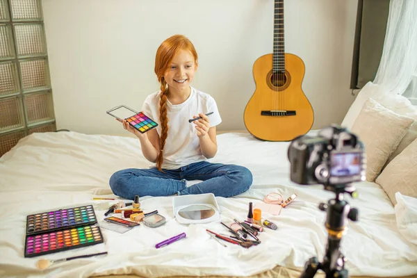 Lindo niño es belleza blogger, ella hacer maquillaje en cámara —  Fotos de Stock