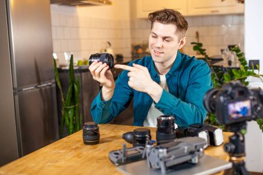 İnternet günlüğü habby.blog yazarı DSLR 'ı kamerada gösteriyor