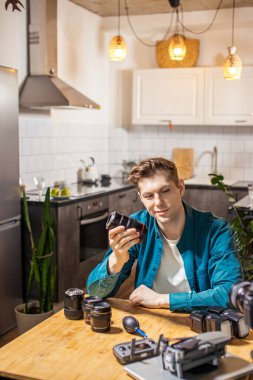 İnternet günlüğü habby.blog yazarı DSLR 'ı kamerada gösteriyor