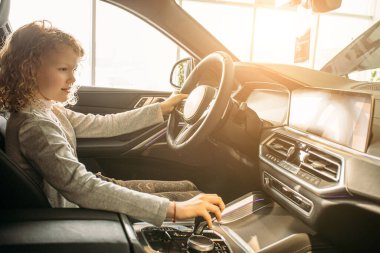 Sevimli beyaz kız bu arabayı ailelerinin almasını istiyor.