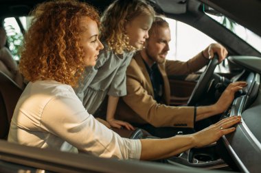 Mutlu Kafkas ailesi, içeriden yeni bir araba deneyin.