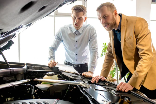 Consultor mostrar la campana de montaje perfecto de coche — Foto de Stock