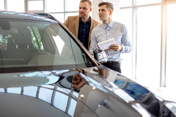 cars salesman talk about advantages of car