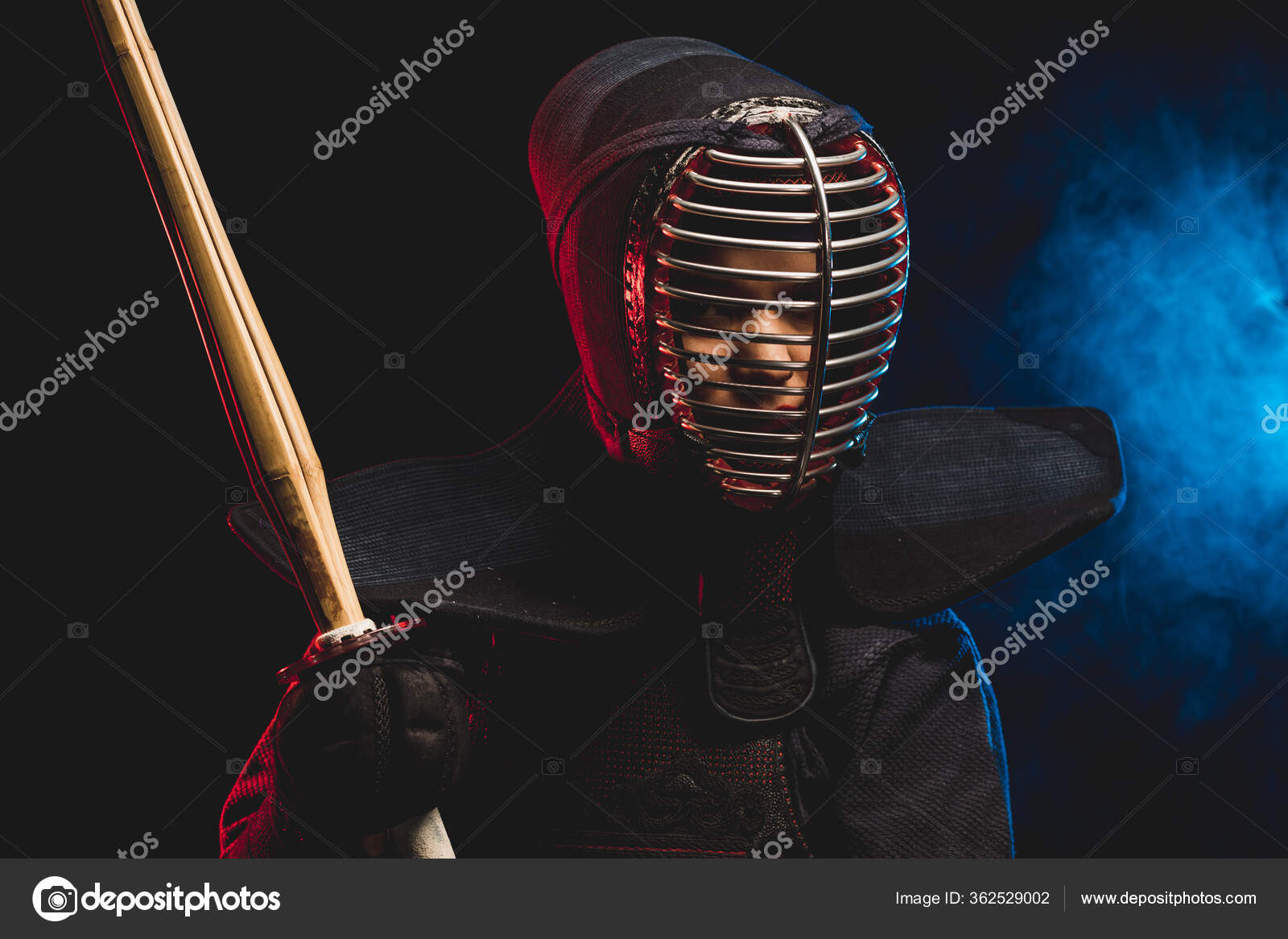 Jovem lutador de kendo com shinai. Tradição kendo armadura — Foto ©  ufabizphoto #362529002, image size:1600x1167