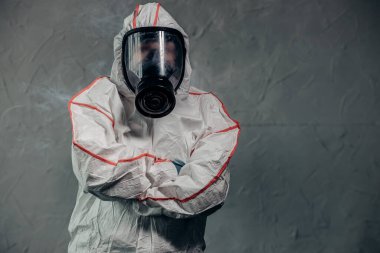 Gaz maskeli tanınmayan dezenfektanların portresi