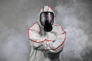 Koruyucu koruyucu koruyucu giysili ve gaz maskeli bir erkek. patojen solunum karantina koronavirüs konsepti