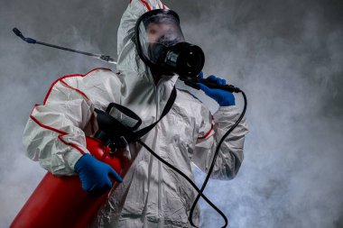 COVID 19 'a karşı tam donanımlı dezenfektan portresi