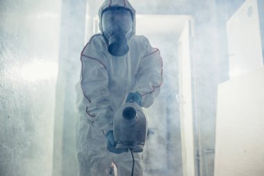 Koruyucu koruyucu koruyucu giysili ve gaz maskeli bir erkek. patojen solunum karantina koronavirüs konsepti