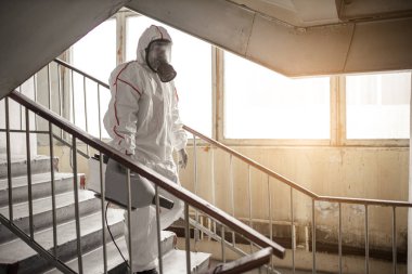 Koruyucu antiviral maskeli dezenfektan, kimyasal dezenfekte spreyi şişesi içeride.