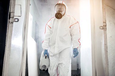 Sterilizasyon için kimyasal sprey ve diğer ekipmanları tutan dezenfektan.