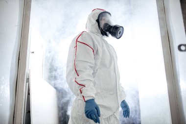 Sterilizasyon için kimyasal sprey ve diğer ekipmanları tutan dezenfektan.