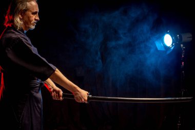 Geleneksel giysiler içinde Kafkas kendo dövüşçüsü