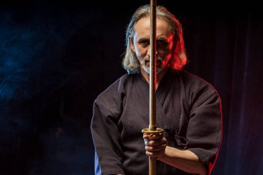 Shinai ile güçlü kendo savaşçısı
