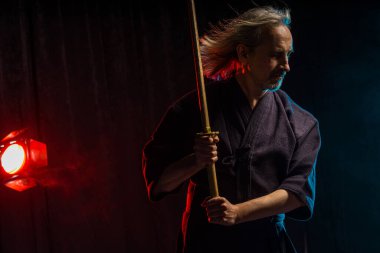 Bokuto ile Kendo dövüşçüsünün portresi. Geleneksel Japon dövüş sanatı