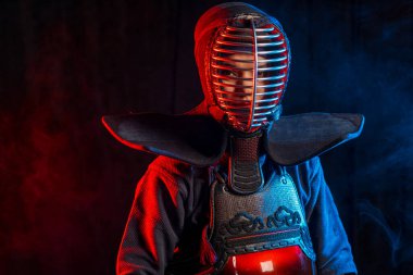 Dişi Kendo dövüşçüleri geleneksel dövüş sanatlarına düşkündür.