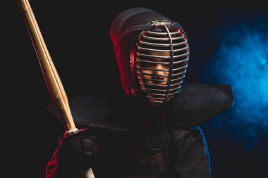 Shinai 'li genç Kendo dövüşçüsü. Geleneksel kendo zırhı