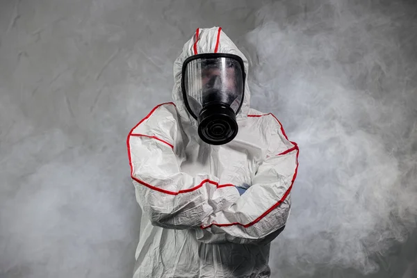 Macho em terno de proteção hazmat e máscara de gás. patógeno respiratório quarentena coronavírus conceito — Fotografia de Stock