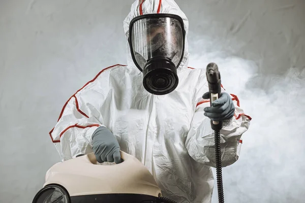 Virólogo en traje protector hazmat conducta desinfección — Foto de Stock