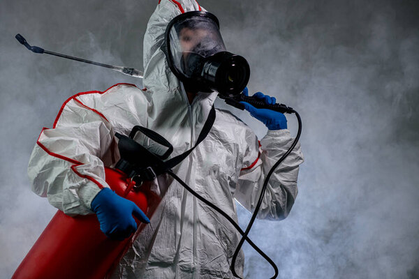 портрет полностью вооруженного дезинфектора против COVID 19
