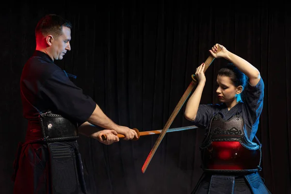 Νεαρή γυναίκα μαθαίνει kendo αγωνίζονται με το δάσκαλο — Φωτογραφία Αρχείου