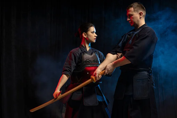 Kampf zwischen zwei kaukasischen Kendo-Kämpfern, Sparring bei Trainingsaktionen — Stockfoto