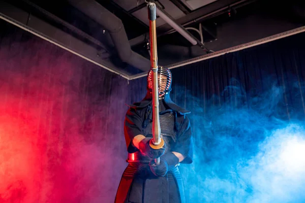 Kendo guerreiro em vestido tradicional no fundo fumegante — Fotografia de Stock