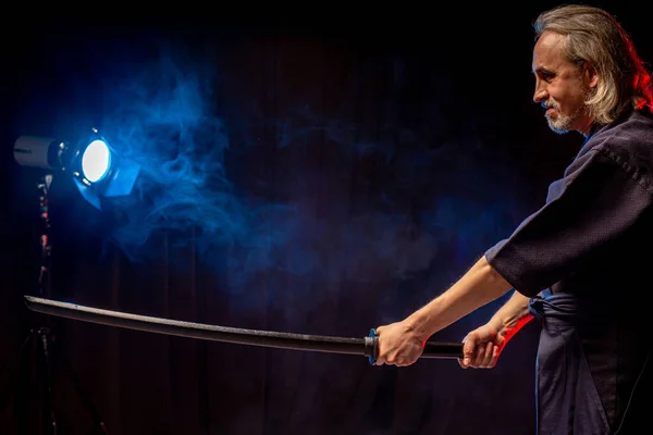 Retrato de luchador de kendo masculino con bokuto. concepto de protección — Foto de Stock