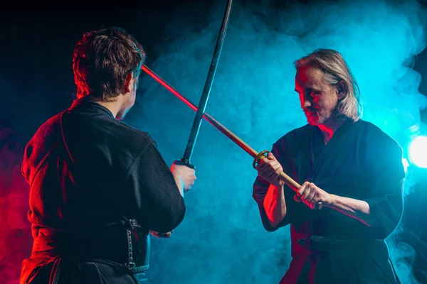 İki Kendo dövüşçüsü Kenjutsu çalışıyor, Japon dövüş sanatları kılıç kullanıyor.