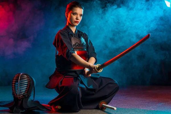 Kaukasischer Kendo-Kämpfer in traditioneller Kleidung — Stockfoto