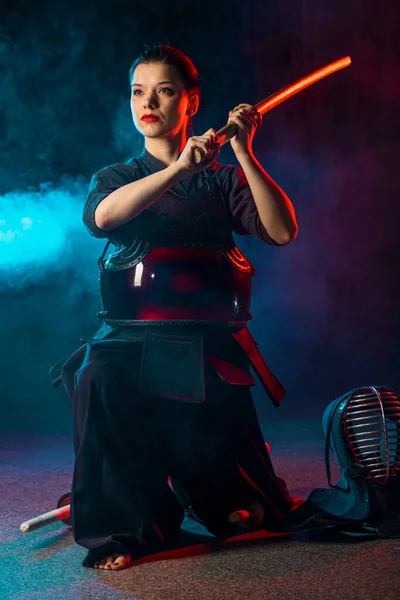 Με αυτοπεποίθηση θηλυκό μαχητικό kendo απομονωμένο — Φωτογραφία Αρχείου
