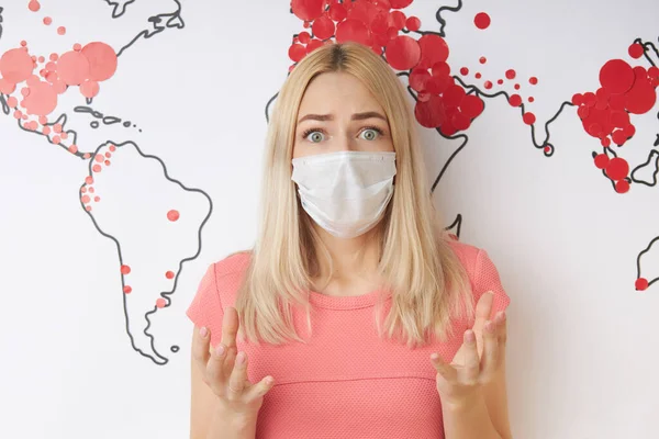 Mujer caucásica conmocionada durante la epidemia de covid-19 —  Fotos de Stock