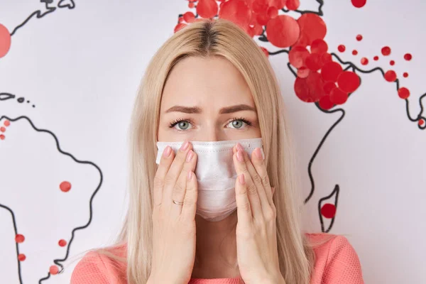 Retrato de cerca de la mujer en máscara médica durante la infección por el virus —  Fotos de Stock