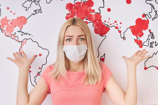 Deja de propagar el coronavirus. mujer en máscara médica, mapa del mundo con marcas rojas en el fondo —  Fotos de Stock