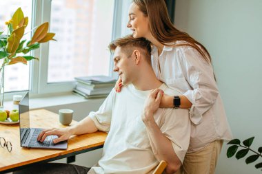 Güzel bir eş, evde kalıp çalışırken kocasına destek oluyor. Serbest meslek kavramı.