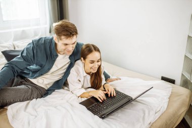 Genç, beyaz, evli çiftin evde boş vakitleri var.