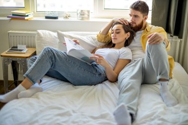 Kafkasyalı mutlu çift hafta sonlarını evde birlikte geçirir.