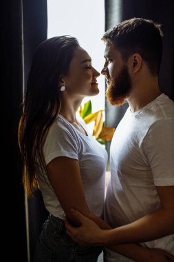 Güzel romantik çiftin yan görüntüsü Öpüşecek