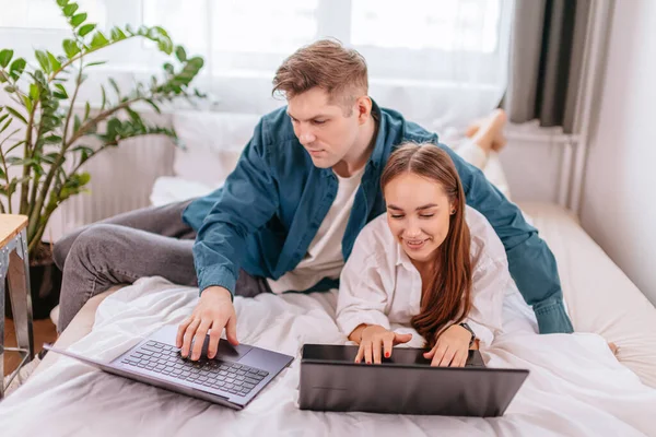 Vrije tijd van jong Kaukasisch paar thuis — Stockfoto