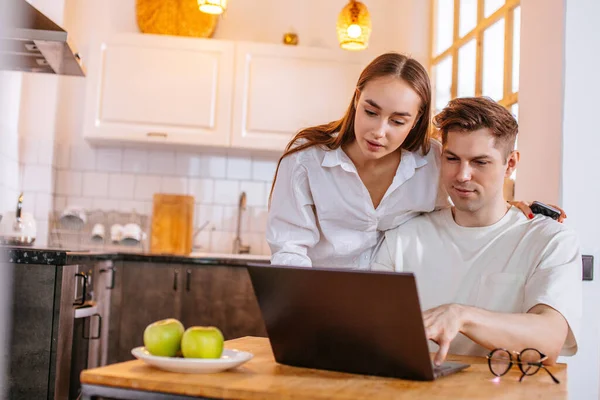 Junge Kaukasier sitzen mit Laptop zu Hause — Stockfoto