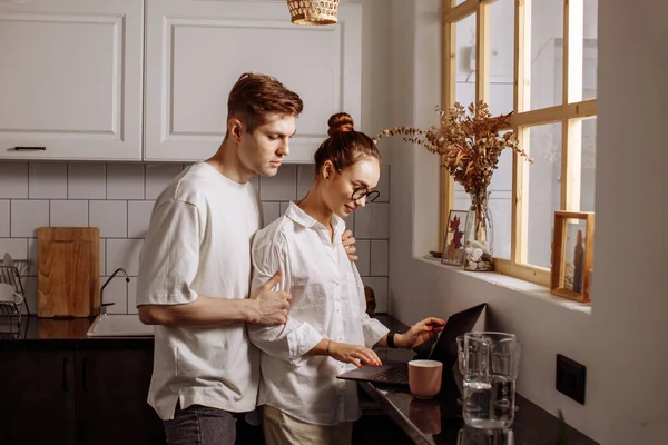 Carinhoso marido abraços trabalhando esposa na cozinha — Fotografia de Stock