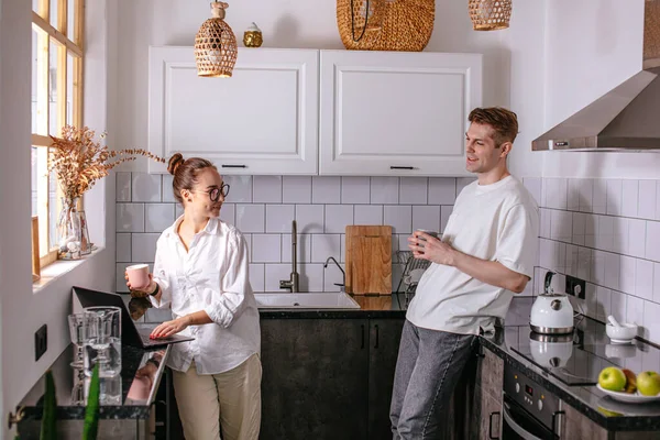 Feliz mañana de pareja casada caucásica — Foto de Stock